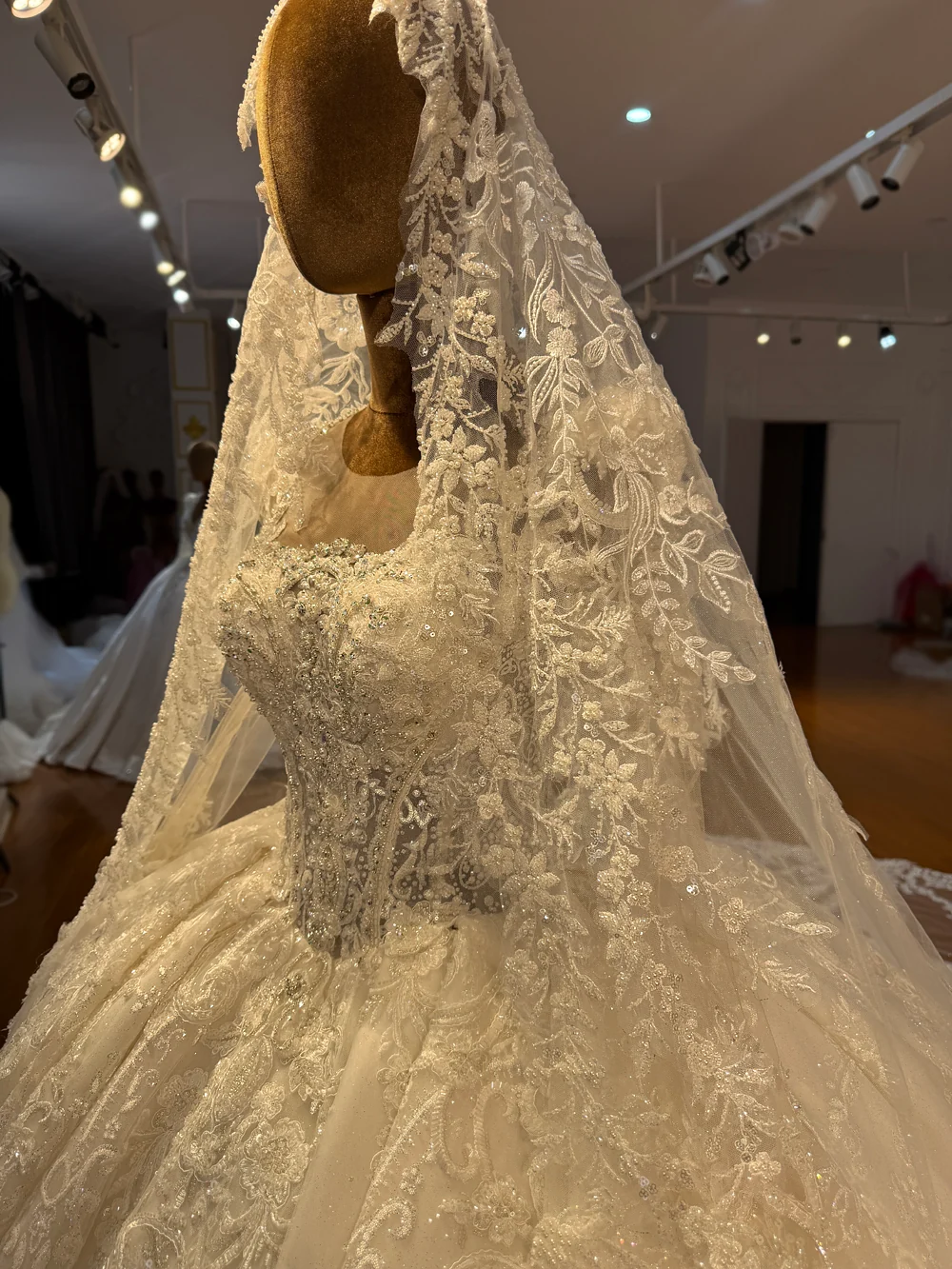 Amanda Novias Lxury Long Lace Wedding Veil For NS5133 Glitter Tulle Veil ith Comb 400cm Long - Image 3
